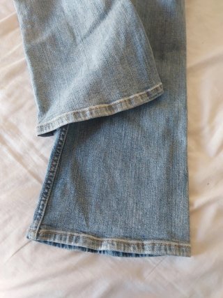 Pantalón vaquero largo azul.