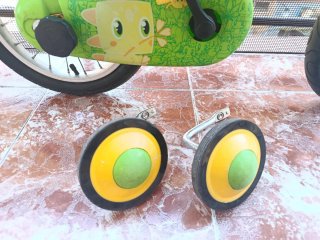 Bicicleta infantil Btwin amarilla y verde