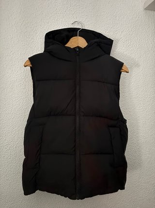 Chaleco negro con capucha