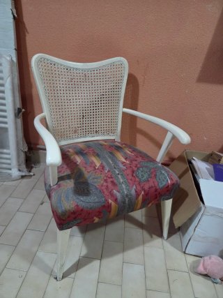 Silla de ratán con asiento estampado