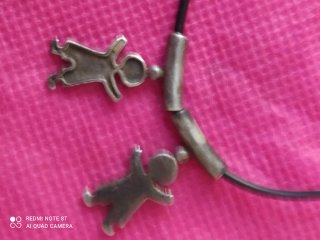 Collar de plata con figuras de niños