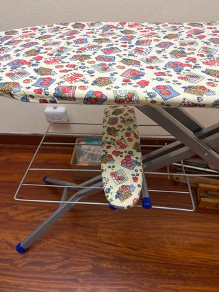 Mesa de planchar con rejilla y plancha mangas