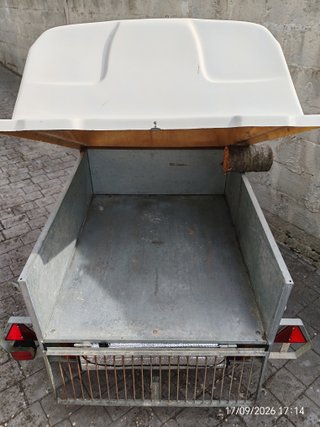 Remolque Erka, 2 puertas y rueda de repuesto.
