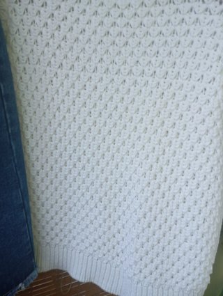 Falda vaquera y jersey blanco Cortefiel