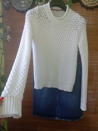 Falda vaquera y jersey blanco Cortefiel