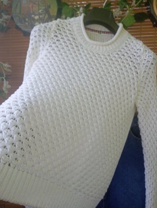 Falda vaquera y jersey blanco Cortefiel