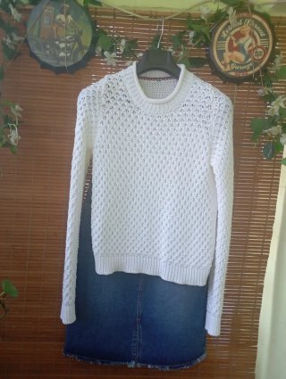 Falda vaquera y jersey blanco Cortefiel