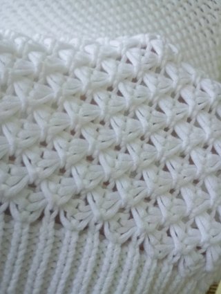 Falda vaquera y jersey blanco Cortefiel