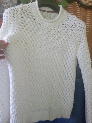Falda vaquera y jersey blanco Cortefiel