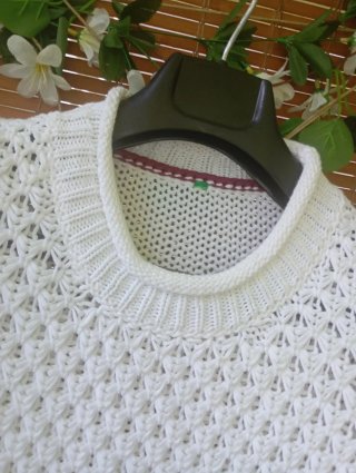 Falda vaquera y jersey blanco Cortefiel