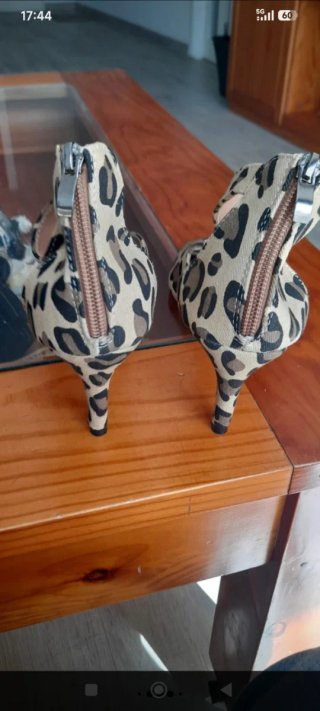 Zapatos tacón medio animal print