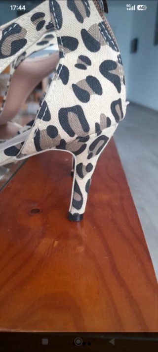 Zapatos tacón medio animal print
