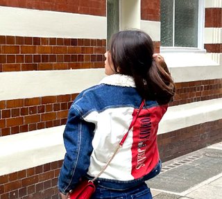 Cazadora vaquera Tommy Jeans con cuello borrego