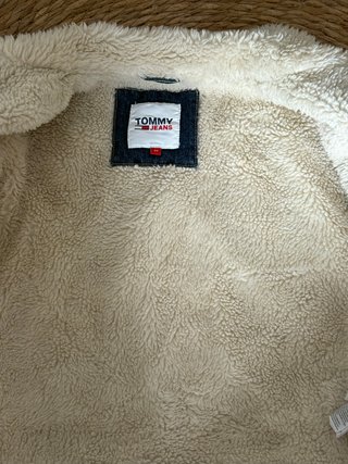 Cazadora vaquera Tommy Jeans con cuello borrego