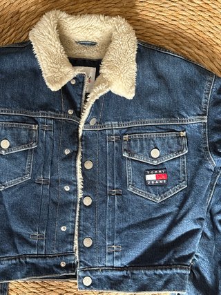 Cazadora vaquera Tommy Jeans con cuello borrego