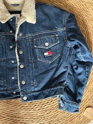 Cazadora vaquera Tommy Jeans con cuello borrego