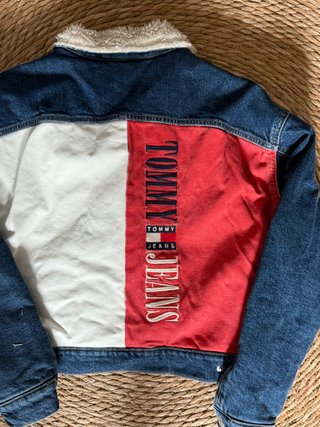 Cazadora vaquera Tommy Jeans con cuello borrego