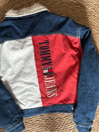 Cazadora vaquera Tommy Jeans con cuello borrego
