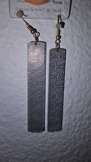 Pendientes largos plateados con diseño