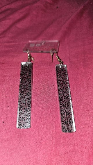 Pendientes largos plateados con diseño