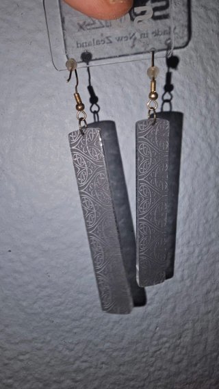 Pendientes largos plateados con diseño