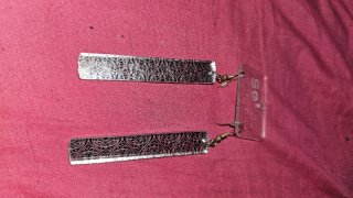 Pendientes largos plateados con diseño
