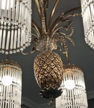 Lámpara de piña dorada y cristal