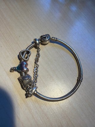 Pulsera Pandora con cadena de seguridad y charms