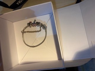 Pulsera Pandora con cadena de seguridad y charms