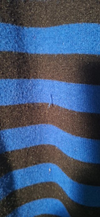 Maglioncino a righe blu e nere