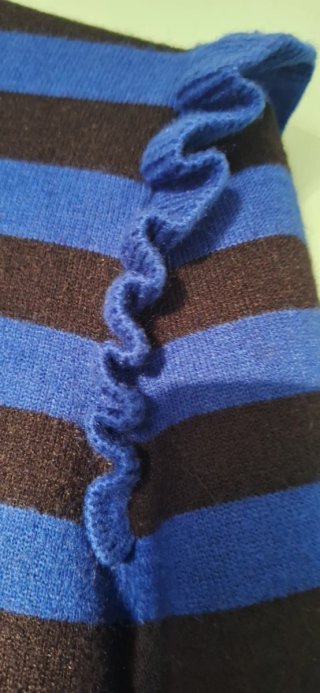 Maglioncino a righe blu e nere