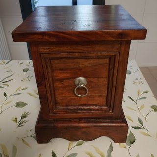 Buda con peana de madera