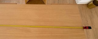 Escritorio de madera con silla mostaza