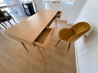 Escritorio de madera con silla mostaza