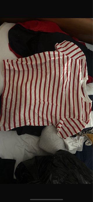 Camiseta de rayas rojas y blancas
