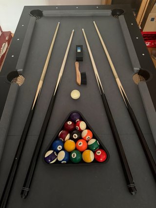 Mesa de billar con bolas y taco