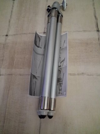 Trípode telescópico plateado