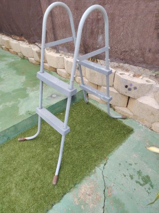 Escalera Piscina Metal y Plástico