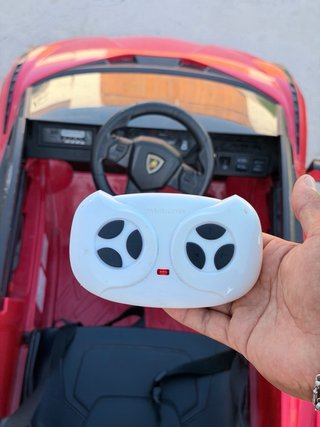 Coche eléctrico infantil + mando para padres