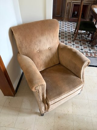 Sillón de tela y madera