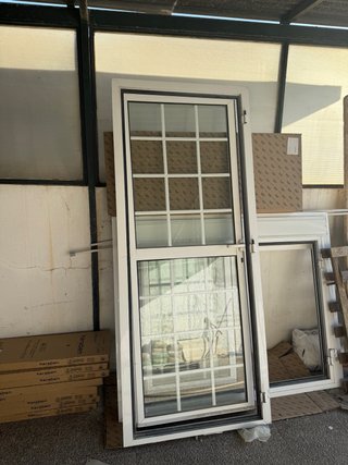 Puerta aluminio exterior con cerradura blanca