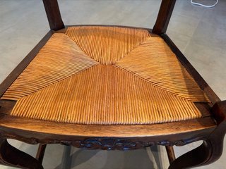 Sillón vintage madera tallada asiento trenzado