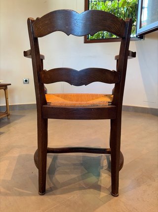 Sillón vintage madera tallada asiento trenzado