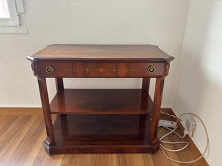 Mesa de salón de madera con cajón