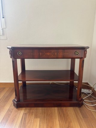 Mesa de salón de madera con cajón