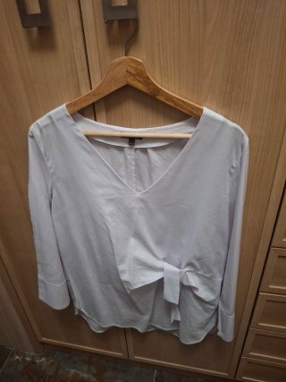 Camisa lila claro con lazo