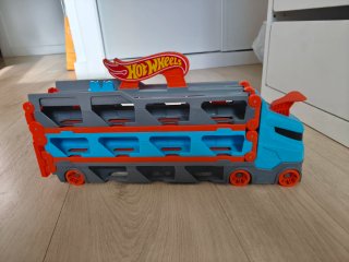 Camión Hot Wheels convertible en pista de carreras