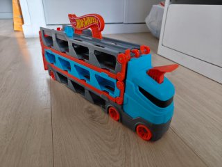 Camión Hot Wheels convertible en pista de carreras
