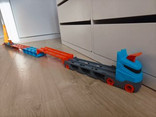 Camión Hot Wheels convertible en pista de carreras