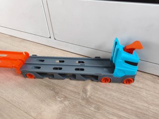 Camión Hot Wheels convertible en pista de carreras